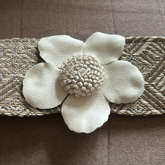 Elastic Belt with Faux Leather Flower - Picture 2 of 4